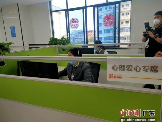 京東云助力東莞12345數(shù)智提速更好服務(wù)企業(yè)。圖為東莞12345心理專(zhuān)席 作者 李純