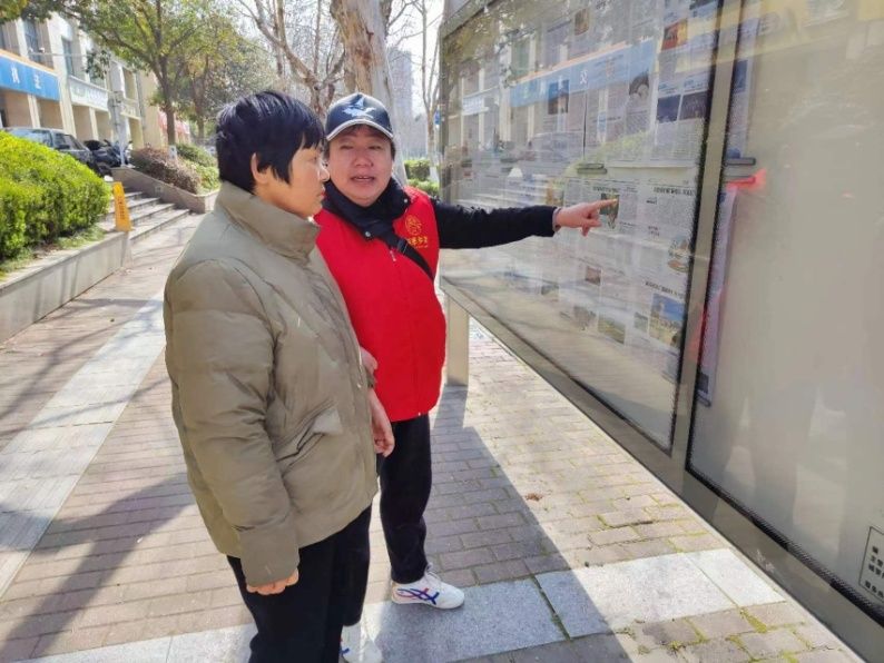 ?；葑o(hù)理員上門陪同青竹園老人散步