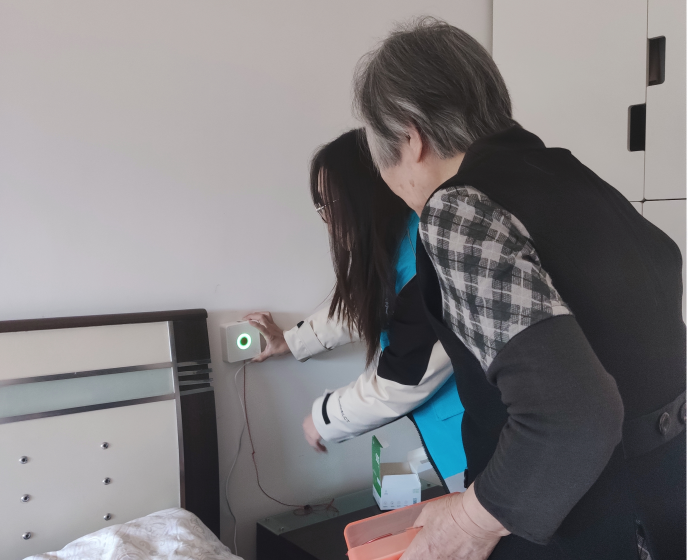 為沙洲街道居家養(yǎng)老家庭安裝緊急呼叫器