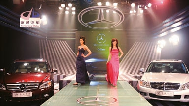 圖為去年4月快樂(lè)購(gòu)?fù)ㄟ^(guò)電視通路直播銷(xiāo)售奔馳C-CLASS系列，40分鐘內(nèi)賣(mài)出97臺(tái)， 這也是梅賽德斯- 奔馳首次通過(guò)電視通路銷(xiāo)售汽車(chē)