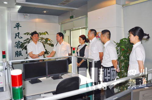 成都電業(yè)局局長張福軒在客戶服務(wù)中心95598熱線調(diào)研