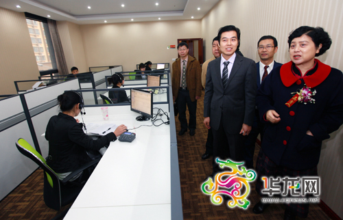 重慶市副市長童小平（右一）在向工作人員了解重慶市中小企業(yè)綜合服務(wù)平臺相關(guān)功能