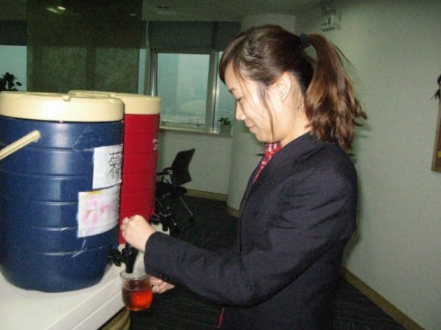 圖片說明：在客服中心，許多人都患有咽炎，只能在休息的時候，泡杯茶潤潤嗓子。