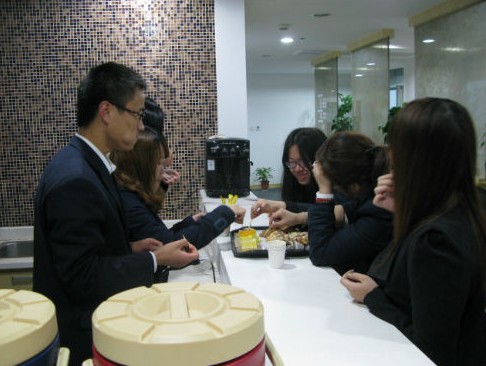 圖片說明：茶歇時候，輪休的客服就會聚在休息區(qū)，有說有笑。