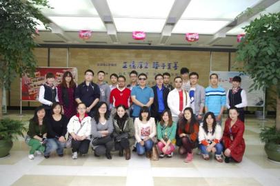 華西都市報(bào)、華西都市網(wǎng)讀者網(wǎng)友在和四川移動(dòng)多媒體呼叫中心工作人員合影。