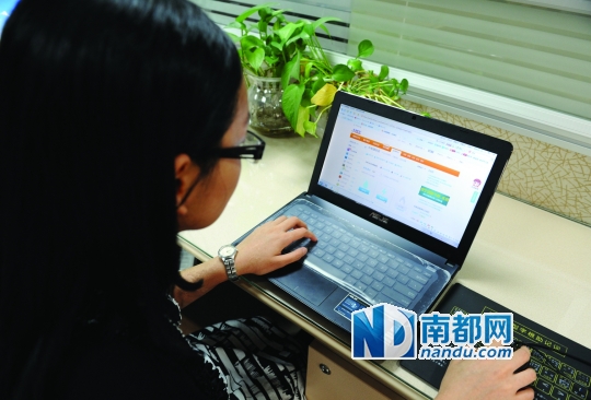 <p>    東莞用電客戶正在使用支付寶繳費(fèi)用。(許思雅 攝)</p>