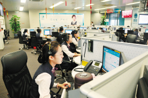 6月19日，國(guó)網(wǎng)客服中心南方分中心開展迎峰度夏話務(wù)高峰應(yīng)急演練。于瑩 攝