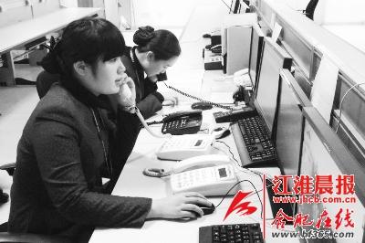 新橋機(jī)場(chǎng)廣播室內(nèi)，兩名廣播員正緊張地工作著。李福凱攝