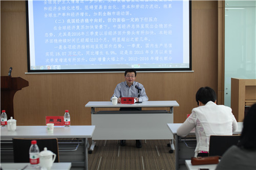 四川銀監(jiān)局闞超副局長授課