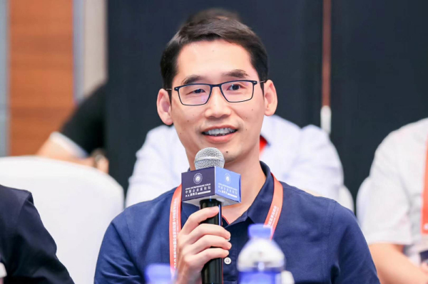 小i機(jī)器人袁輝出席亞布力論壇探討AI終極問題